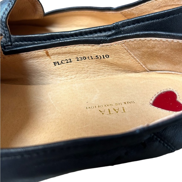 Tata Walk the way of Love Black Leather Loafers w Gold colored metal accent 6.5 - Picture 3 of 5